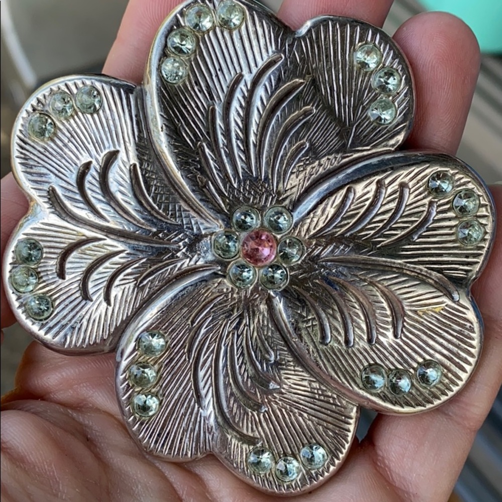 Flower belt buckle